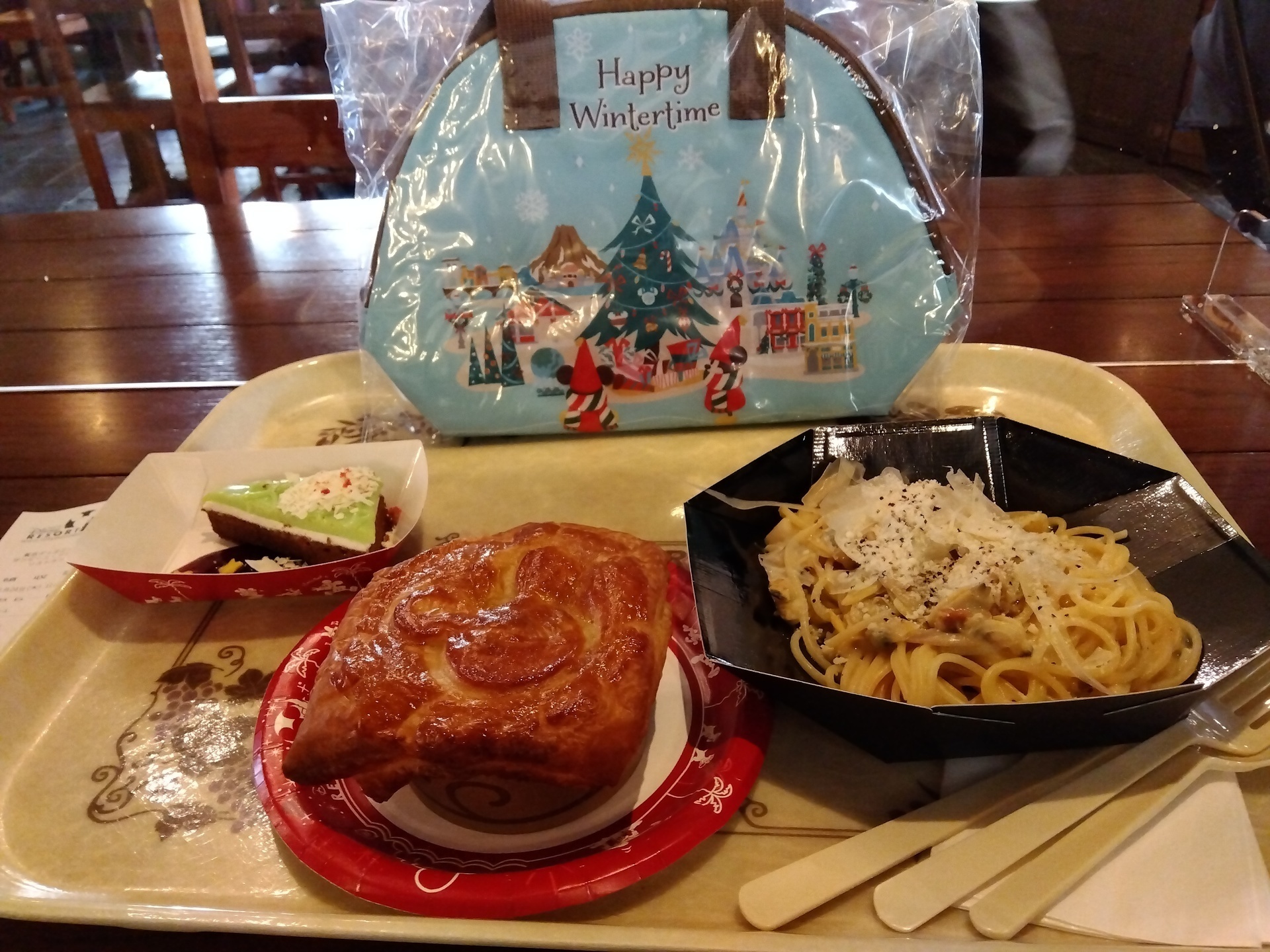 クリスマスツリーのポップコーンバケット(*´ω｀*;)から引換券
